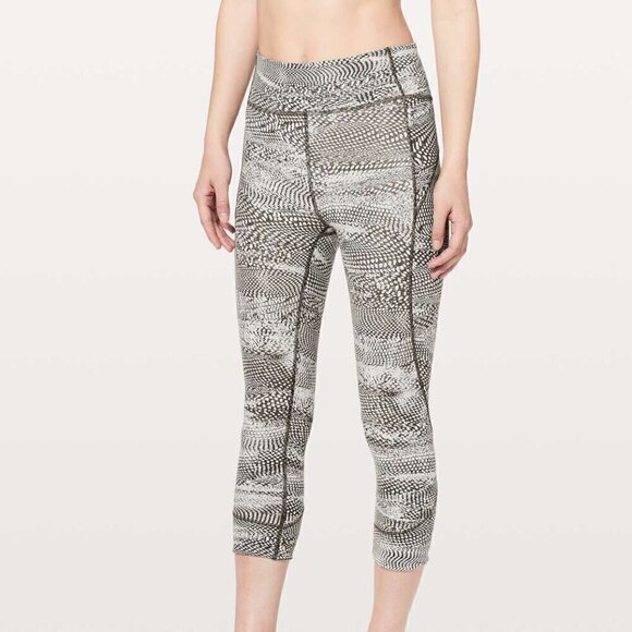 Lululemon In Movement Crop *Everlux 19" Leggings Size 4 - Picture 1 of 7